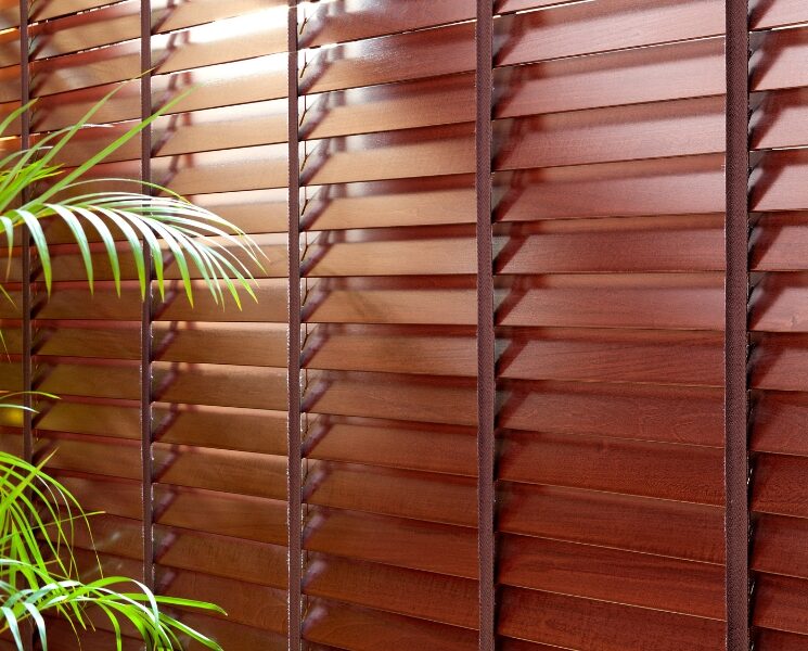 Explora la Elegancia Sostenible con Nuestras Persianas de Madera